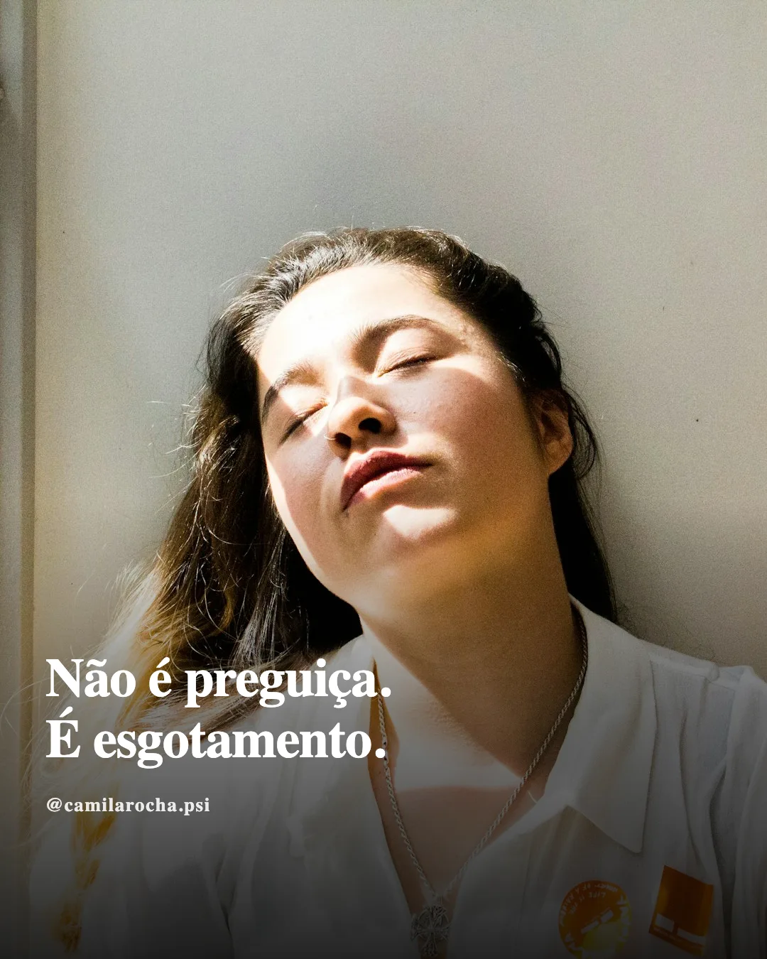 Capa de carrossel de psicóloga, com foto e manchete sobre esgotamento