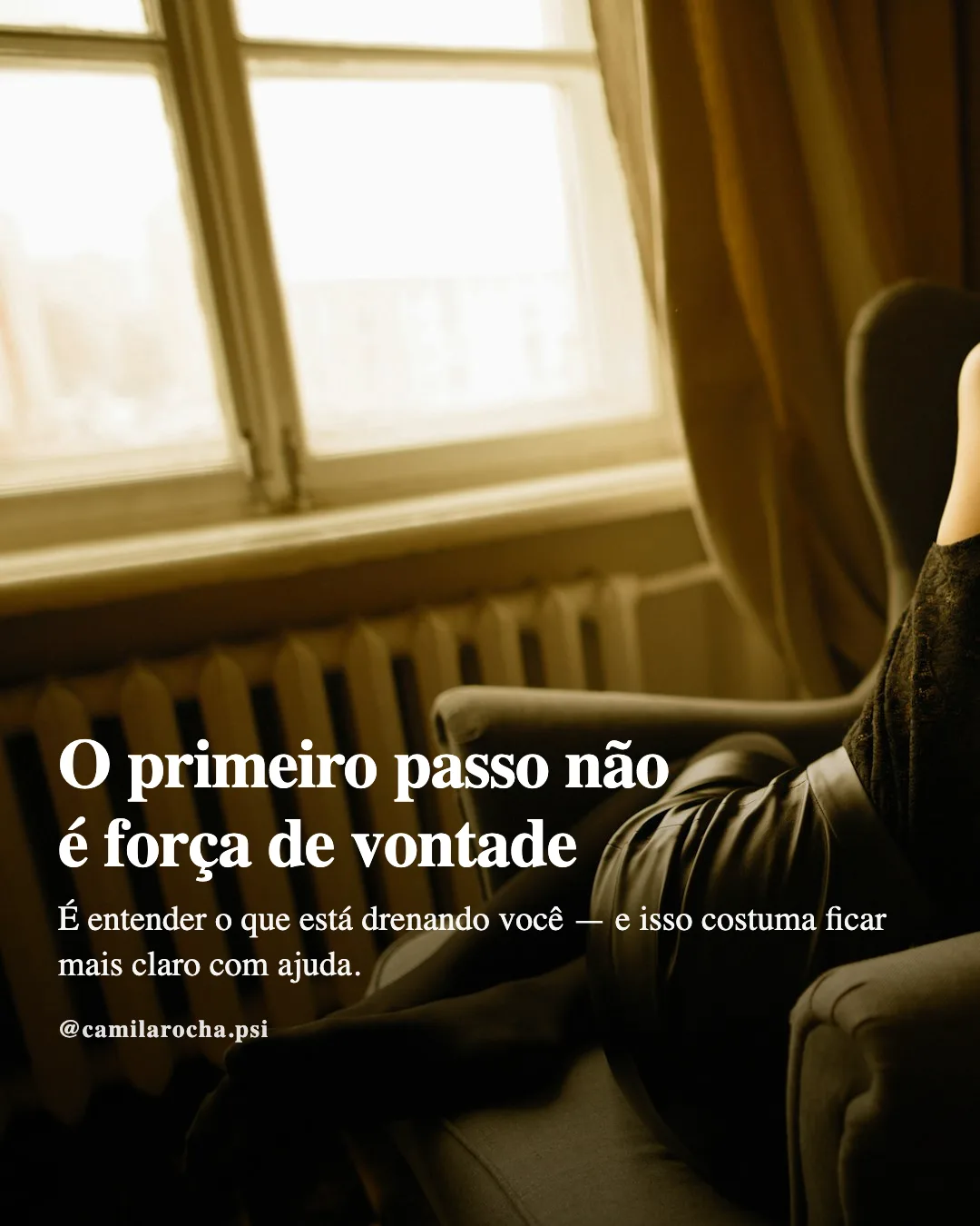 Slide de carrossel estilo revista, com foto de ambiente e texto no rodapé