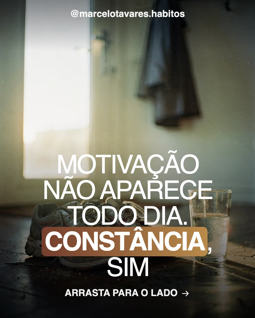 Capa de carrossel de coach de hábitos, com grifo de destaque: “Motivação não aparece todo dia. Constância, sim”